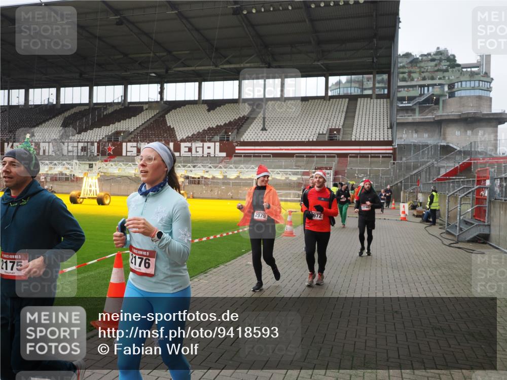 07.12.2025 - St. Pauli X-Mass-Run No. 15 Fabian Wolf http://msf.ph/oto/9418593 07.12.2025 11:26:52 Ziel 205, 209, 1080, 2024, 2026, 2072, 2175, 2176, 2234, 2236, 2237, 2240, 2789, 2790, 2813, 2942, 2972, 2979, 4884 meine-sportfotos.de