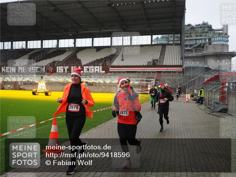 07.12.2025 - St. Pauli X-Mass-Run No. 15 Fabian Wolf http://msf.ph/oto/9418596 07.12.2025 11:26:53 Ziel 205, 209, 1080, 2072, 2175, 2176, 2234, 2236, 2237, 2240, 2789, 2790, 2942, 2972, 2979, 4884 meine-sportfotos.de