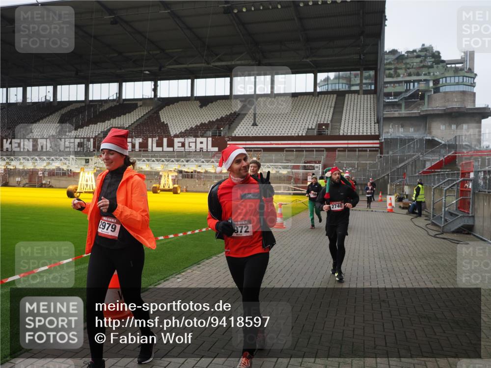 07.12.2025 - St. Pauli X-Mass-Run No. 15 Fabian Wolf http://msf.ph/oto/9418597 07.12.2025 11:26:54 Ziel 205, 209, 1080, 2072, 2175, 2176, 2234, 2236, 2237, 2240, 2789, 2790, 2942, 2972, 2979, 4884 meine-sportfotos.de