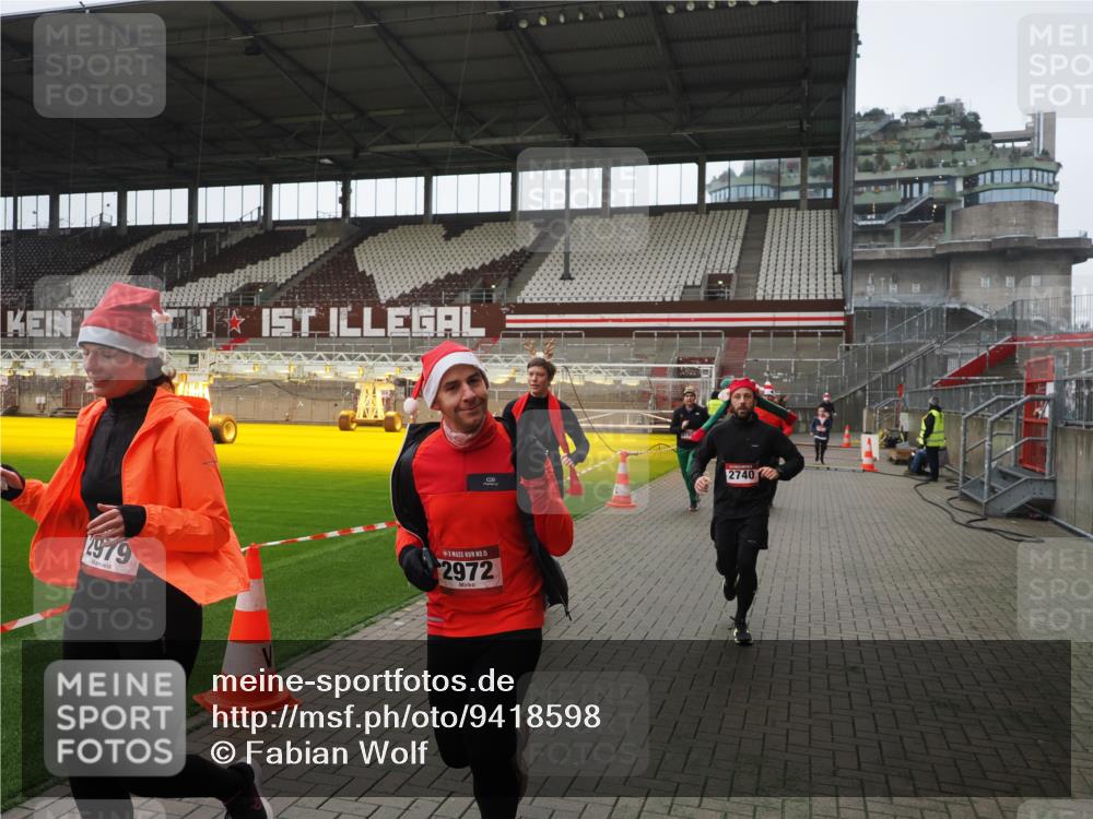 07.12.2025 - St. Pauli X-Mass-Run No. 15 Fabian Wolf http://msf.ph/oto/9418598 07.12.2025 11:26:54 Ziel 205, 209, 1080, 2072, 2175, 2176, 2234, 2236, 2237, 2240, 2789, 2790, 2942, 2972, 2979, 4884 meine-sportfotos.de