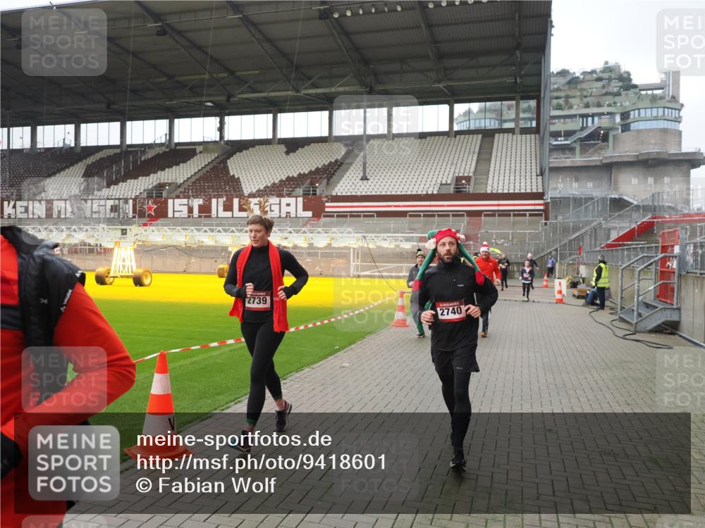 07.12.2025 - St. Pauli X-Mass-Run No. 15 Fabian Wolf http://msf.ph/oto/9418601 07.12.2025 11:26:54 Ziel 205, 209, 1080, 2072, 2175, 2176, 2234, 2236, 2237, 2240, 2789, 2790, 2942, 2972, 2979, 4884 meine-sportfotos.de