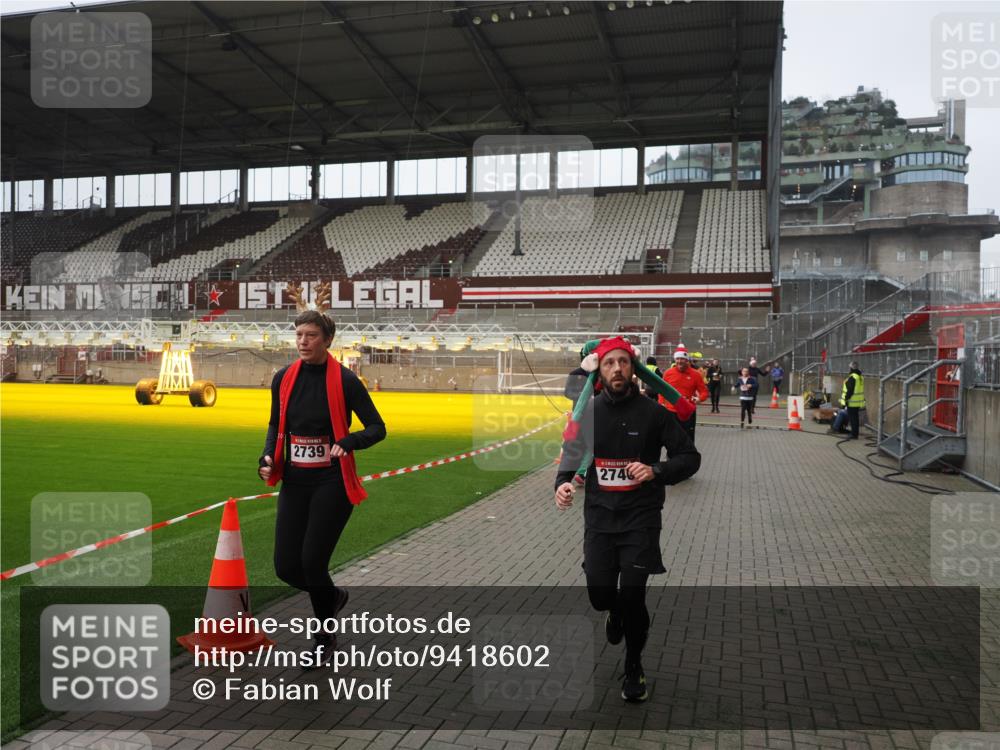07.12.2025 - St. Pauli X-Mass-Run No. 15 Fabian Wolf http://msf.ph/oto/9418602 07.12.2025 11:26:55 Ziel 1080, 2072, 2175, 2176, 2234, 2236, 2237, 2240, 2789, 2790, 2942, 2972, 2979, 3098, 3099, 4884 meine-sportfotos.de