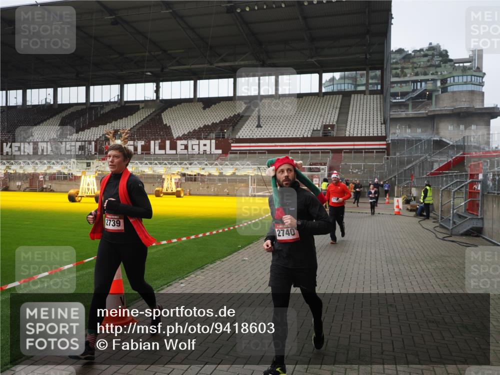 07.12.2025 - St. Pauli X-Mass-Run No. 15 Fabian Wolf http://msf.ph/oto/9418603 07.12.2025 11:26:55 Ziel 1080, 2072, 2175, 2176, 2234, 2236, 2237, 2240, 2789, 2790, 2942, 2972, 2979, 3098, 3099, 4884 meine-sportfotos.de