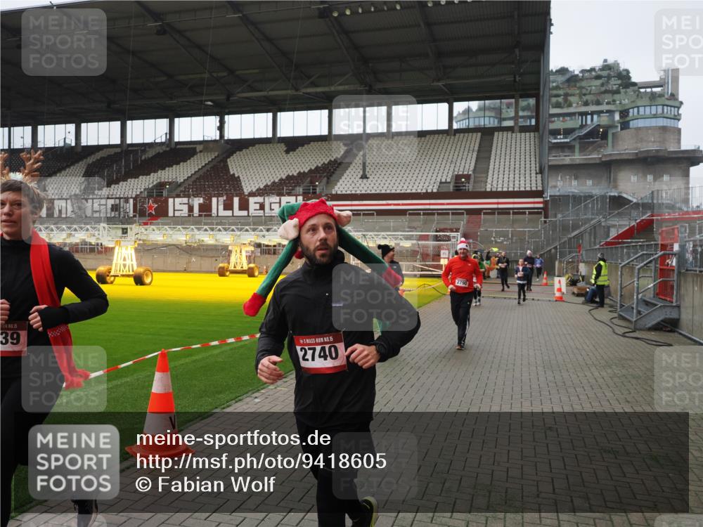 07.12.2025 - St. Pauli X-Mass-Run No. 15 Fabian Wolf http://msf.ph/oto/9418605 07.12.2025 11:26:55 Ziel 1080, 2072, 2175, 2176, 2234, 2236, 2237, 2240, 2789, 2790, 2942, 2972, 2979, 3098, 3099, 4884 meine-sportfotos.de