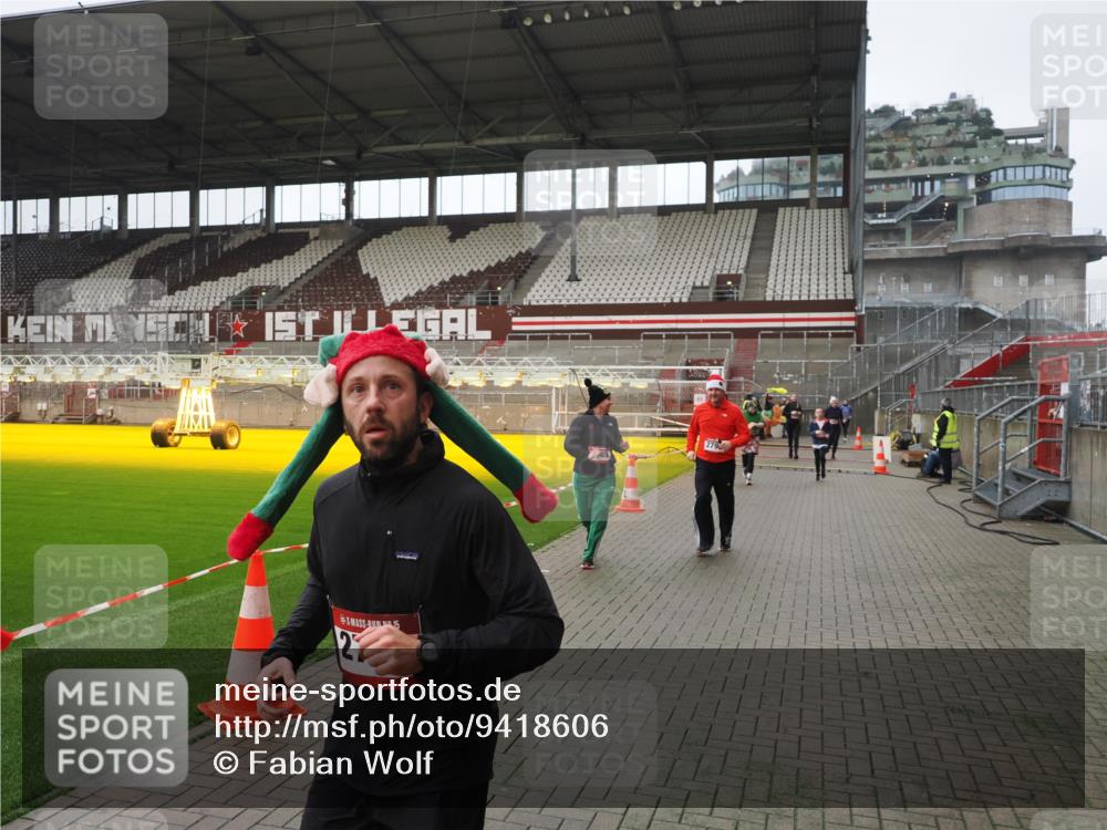 07.12.2025 - St. Pauli X-Mass-Run No. 15 Fabian Wolf http://msf.ph/oto/9418606 07.12.2025 11:26:55 Ziel 1080, 2072, 2175, 2176, 2234, 2236, 2237, 2240, 2789, 2790, 2942, 2972, 2979, 3098, 3099, 4884 meine-sportfotos.de