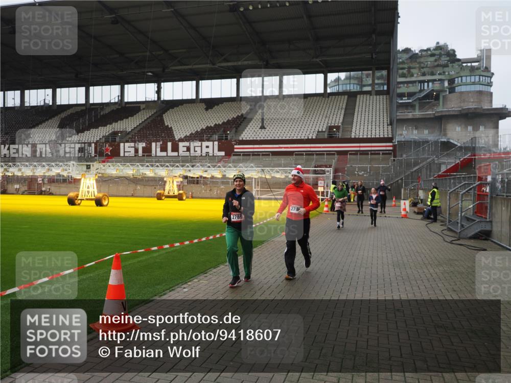 07.12.2025 - St. Pauli X-Mass-Run No. 15 Fabian Wolf http://msf.ph/oto/9418607 07.12.2025 11:26:56 Ziel 1080, 2072, 2175, 2176, 2237, 2789, 2790, 2942, 2972, 2979, 3098, 3099, 4884 meine-sportfotos.de