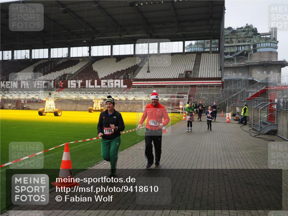07.12.2025 - St. Pauli X-Mass-Run No. 15 Fabian Wolf http://msf.ph/oto/9418610 07.12.2025 11:26:57 Ziel 1080, 2072, 2175, 2176, 2789, 2790, 2942, 2972, 2979, 3098, 3099, 4884 meine-sportfotos.de