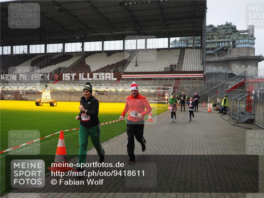 07.12.2025 - St. Pauli X-Mass-Run No. 15 Fabian Wolf http://msf.ph/oto/9418611 07.12.2025 11:26:57 Ziel 1080, 2072, 2175, 2176, 2789, 2790, 2942, 2972, 2979, 3098, 3099, 4884 meine-sportfotos.de