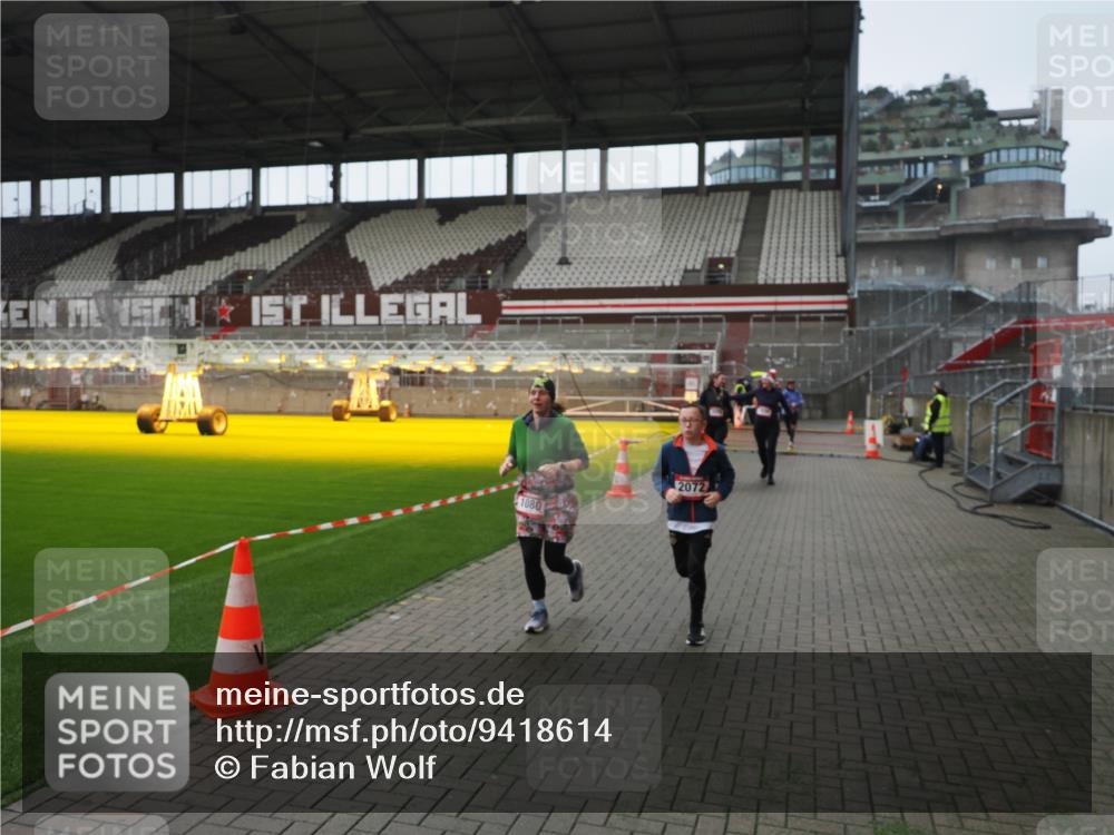 07.12.2025 - St. Pauli X-Mass-Run No. 15 Fabian Wolf http://msf.ph/oto/9418614 07.12.2025 11:27:00 Ziel 1080, 2072, 2175, 2176, 2789, 2790, 2887, 2972, 2979, 3098, 3099 meine-sportfotos.de