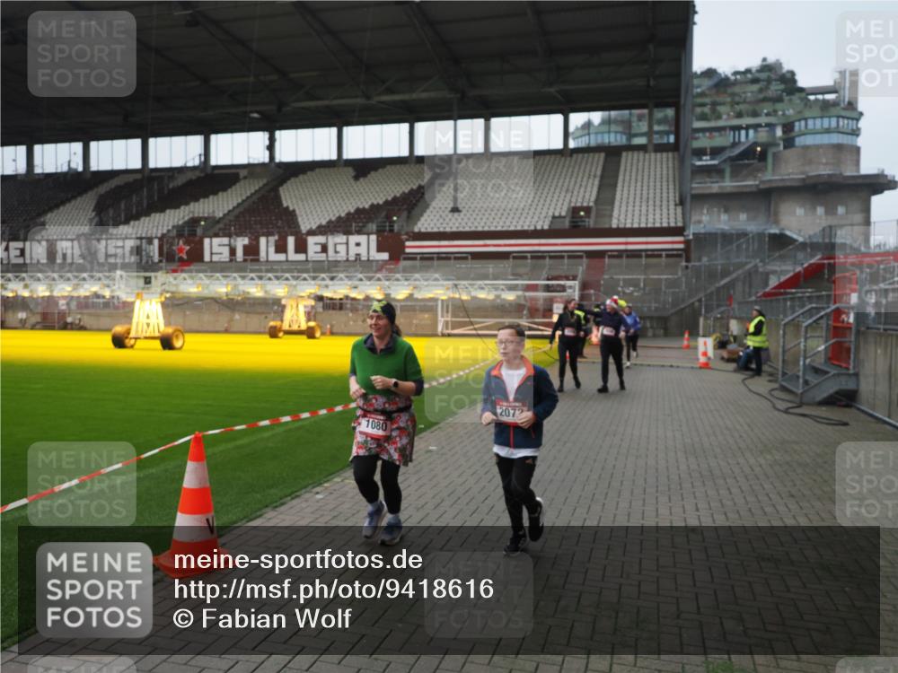 07.12.2025 - St. Pauli X-Mass-Run No. 15 Fabian Wolf http://msf.ph/oto/9418616 07.12.2025 11:27:00 Ziel 1080, 2072, 2175, 2176, 2789, 2790, 2887, 2972, 2979, 3098, 3099 meine-sportfotos.de
