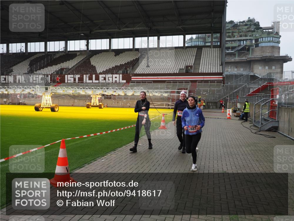 07.12.2025 - St. Pauli X-Mass-Run No. 15 Fabian Wolf http://msf.ph/oto/9418617 07.12.2025 11:27:05 Ziel 1080, 2072, 2789, 2790, 2887, 2972, 2979, 3098, 3099 meine-sportfotos.de