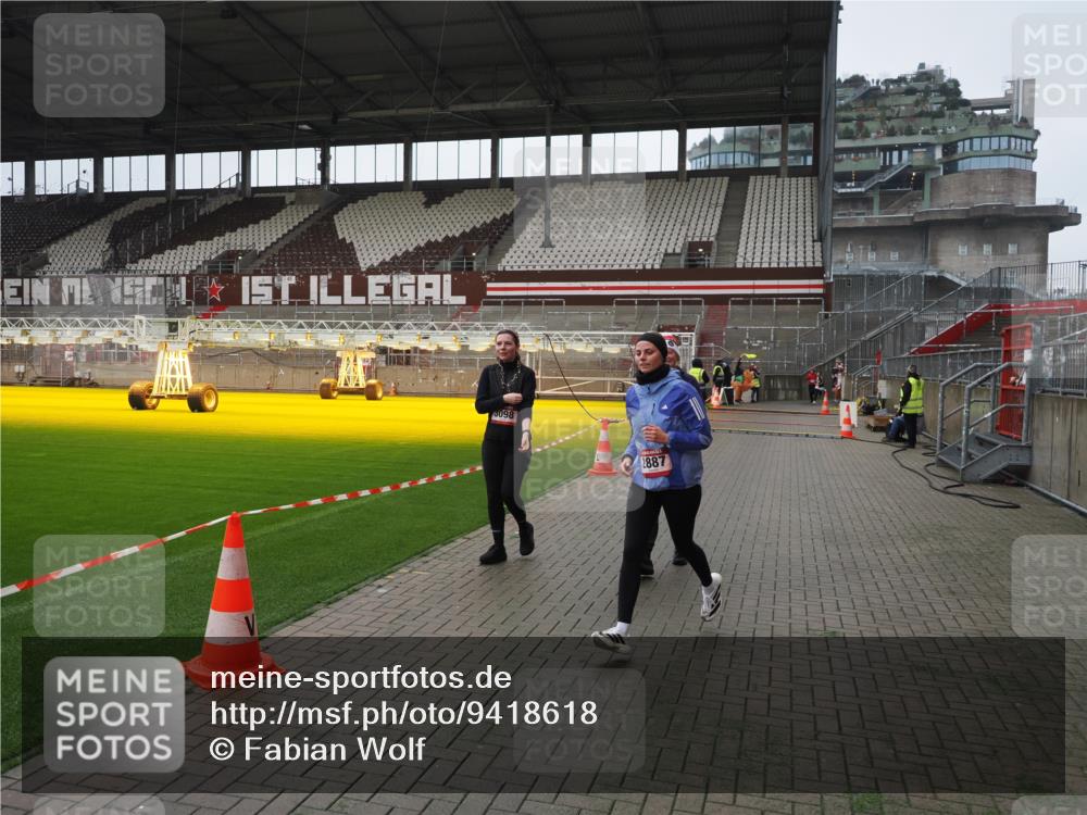 07.12.2025 - St. Pauli X-Mass-Run No. 15 Fabian Wolf http://msf.ph/oto/9418618 07.12.2025 11:27:05 Ziel 1080, 2072, 2789, 2790, 2887, 2972, 2979, 3098, 3099 meine-sportfotos.de