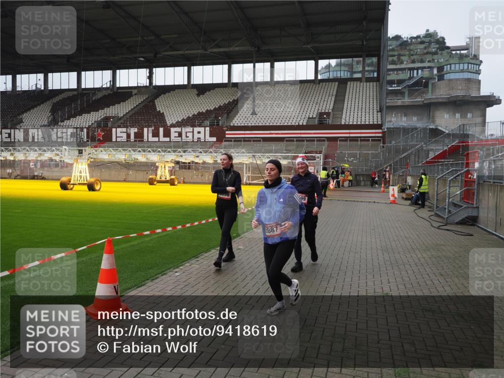 07.12.2025 - St. Pauli X-Mass-Run No. 15 Fabian Wolf http://msf.ph/oto/9418619 07.12.2025 11:27:05 Ziel 1080, 2072, 2789, 2790, 2887, 2972, 2979, 3098, 3099 meine-sportfotos.de