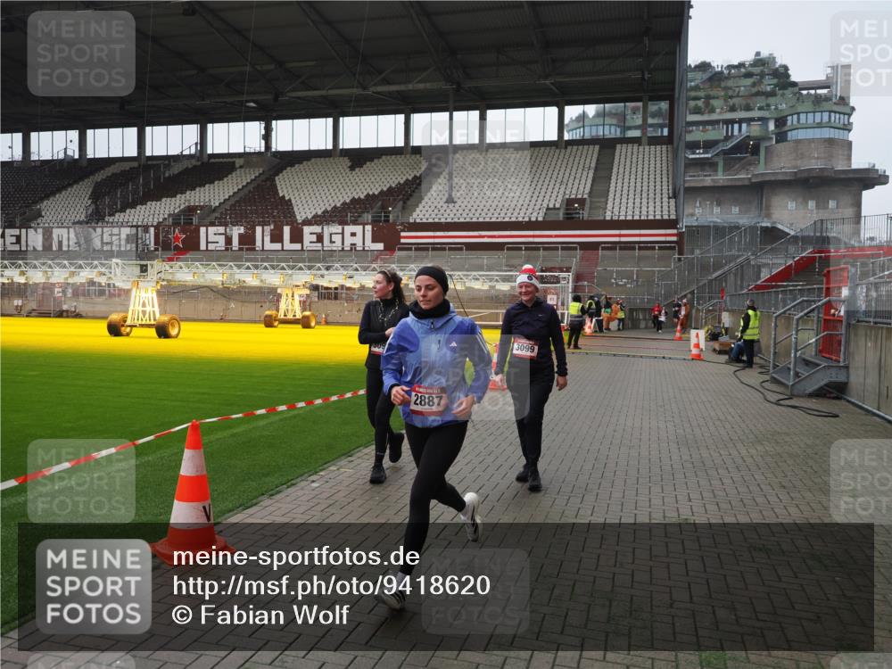 07.12.2025 - St. Pauli X-Mass-Run No. 15 Fabian Wolf http://msf.ph/oto/9418620 07.12.2025 11:27:06 Ziel 1080, 2072, 2789, 2790, 2887, 3098, 3099 meine-sportfotos.de