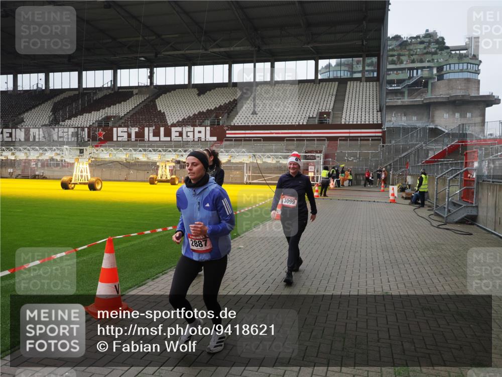 07.12.2025 - St. Pauli X-Mass-Run No. 15 Fabian Wolf http://msf.ph/oto/9418621 07.12.2025 11:27:06 Ziel 1080, 2072, 2789, 2790, 2887, 3098, 3099 meine-sportfotos.de