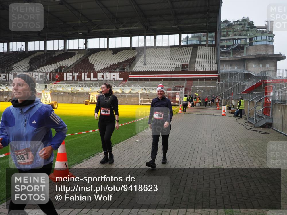 07.12.2025 - St. Pauli X-Mass-Run No. 15 Fabian Wolf http://msf.ph/oto/9418623 07.12.2025 11:27:06 Ziel 1080, 2072, 2789, 2790, 2887, 3098, 3099 meine-sportfotos.de