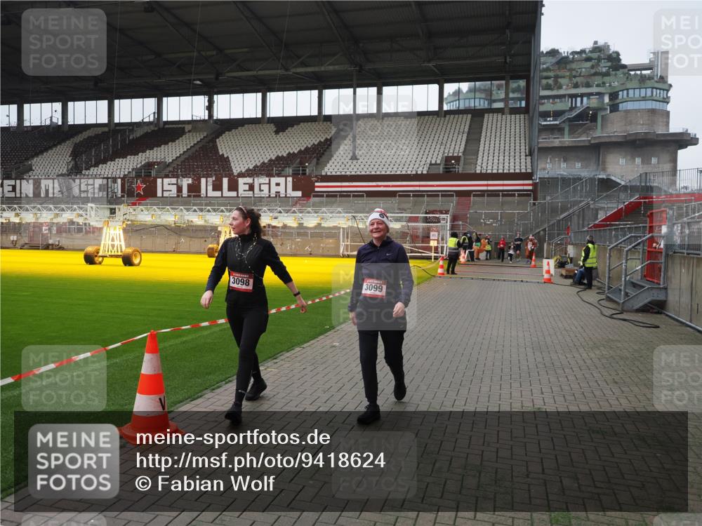 07.12.2025 - St. Pauli X-Mass-Run No. 15 Fabian Wolf http://msf.ph/oto/9418624 07.12.2025 11:27:06 Ziel 1080, 2072, 2789, 2790, 2887, 3098, 3099 meine-sportfotos.de