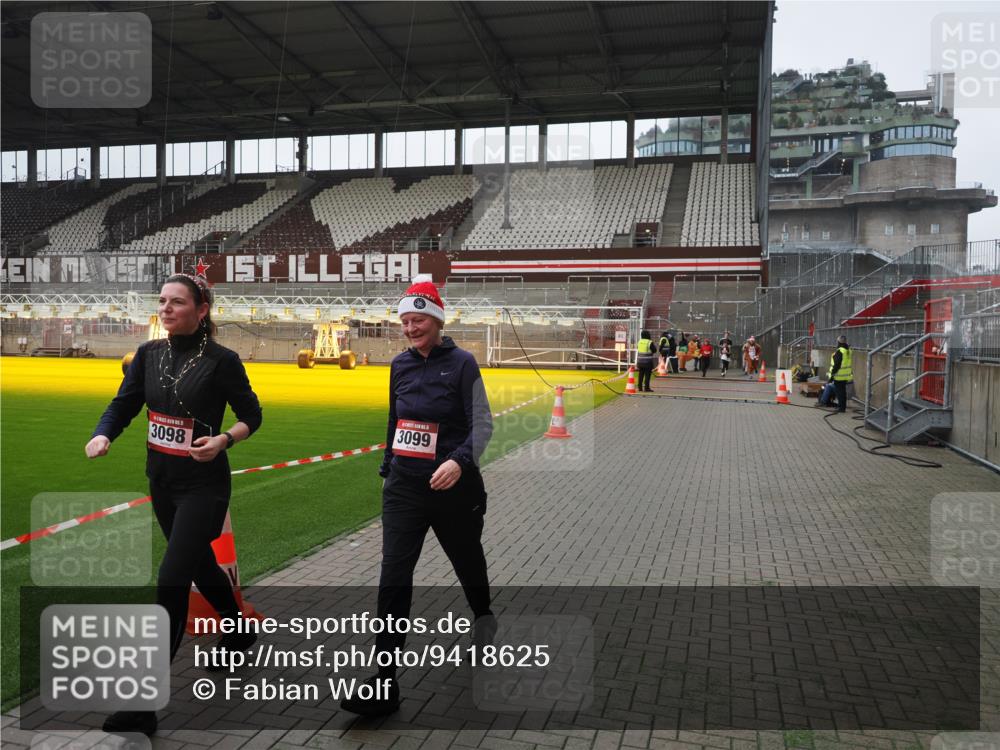 07.12.2025 - St. Pauli X-Mass-Run No. 15 Fabian Wolf http://msf.ph/oto/9418625 07.12.2025 11:27:07 Ziel 1080, 2072, 2789, 2790, 2887, 3098, 3099 meine-sportfotos.de