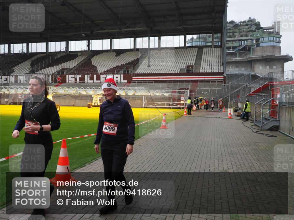 07.12.2025 - St. Pauli X-Mass-Run No. 15 Fabian Wolf http://msf.ph/oto/9418626 07.12.2025 11:27:08 Ziel 1080, 2072, 2789, 2790, 2887, 3098, 3099 meine-sportfotos.de