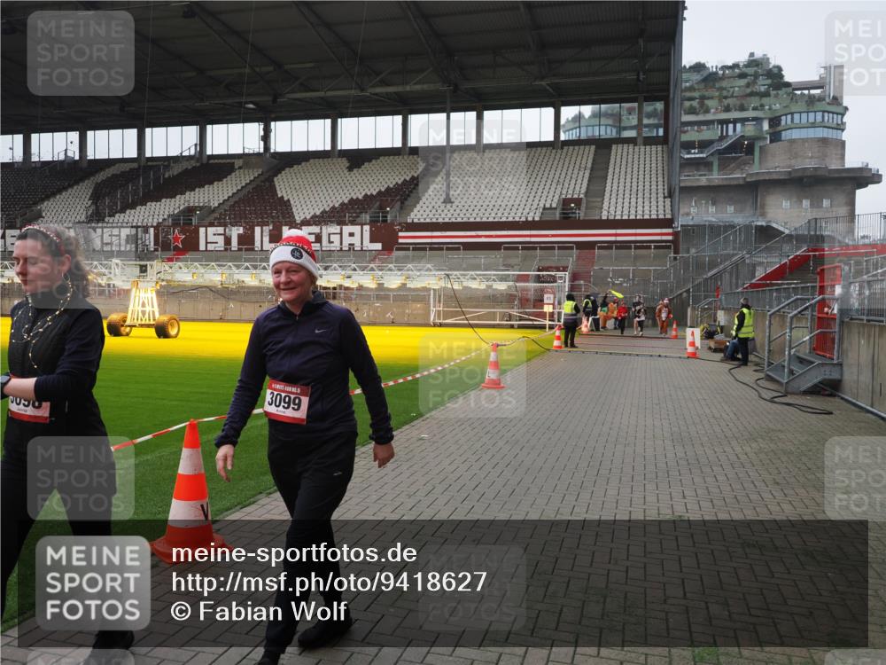 07.12.2025 - St. Pauli X-Mass-Run No. 15 Fabian Wolf http://msf.ph/oto/9418627 07.12.2025 11:27:08 Ziel 1080, 2072, 2789, 2790, 2887, 3098, 3099 meine-sportfotos.de