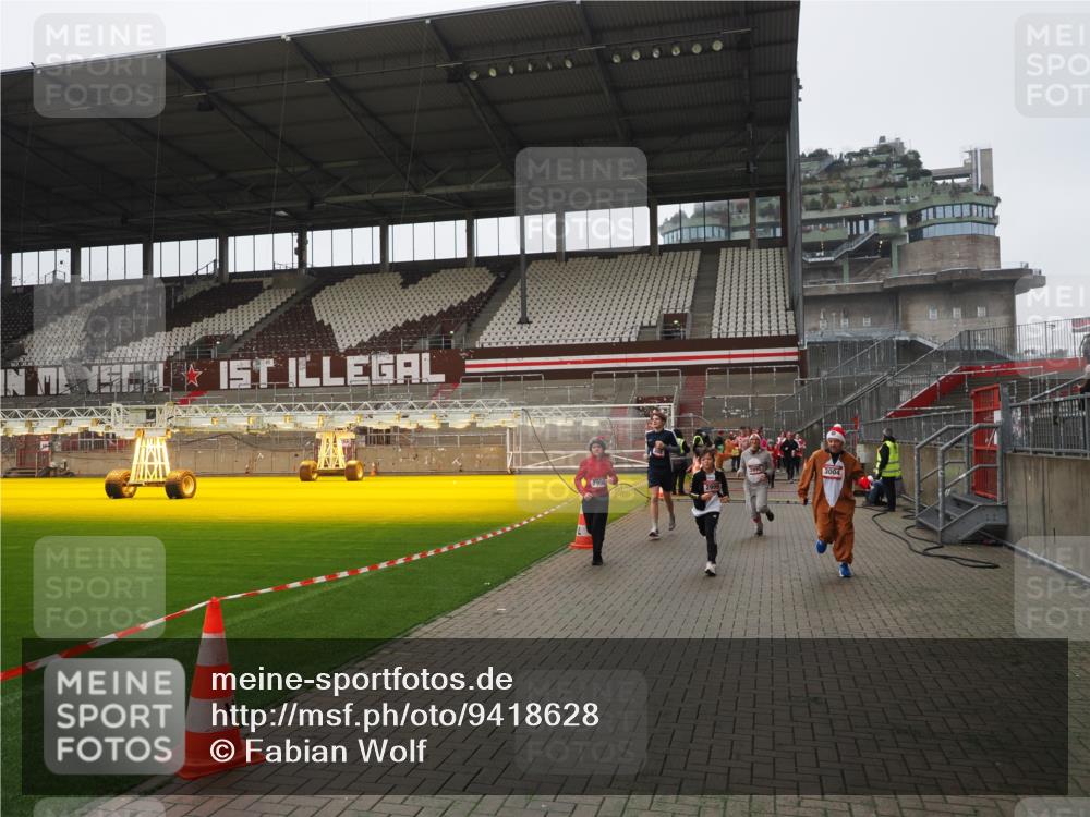 07.12.2025 - St. Pauli X-Mass-Run No. 15 Fabian Wolf http://msf.ph/oto/9418628 07.12.2025 11:27:14 Ziel 2887, 2995, 2999, 3004, 3098, 3099 meine-sportfotos.de