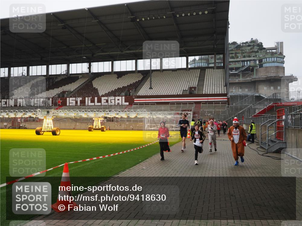 07.12.2025 - St. Pauli X-Mass-Run No. 15 Fabian Wolf http://msf.ph/oto/9418630 07.12.2025 11:27:15 Ziel 2887, 2995, 2999, 3004, 3098, 3099, 4647, 4656 meine-sportfotos.de
