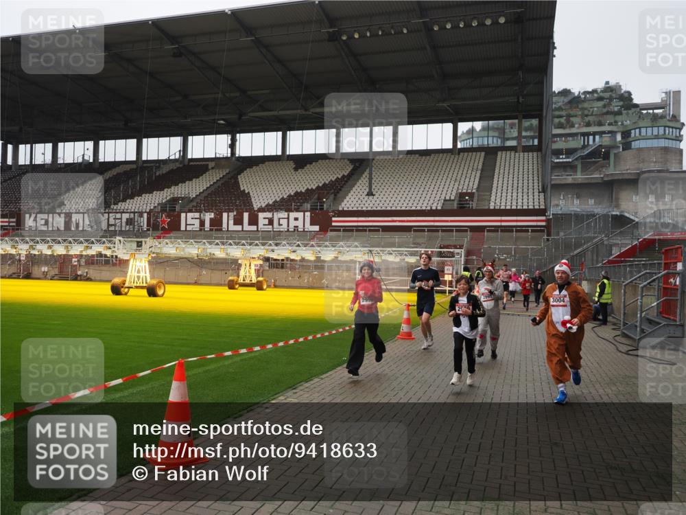 07.12.2025 - St. Pauli X-Mass-Run No. 15 Fabian Wolf http://msf.ph/oto/9418633 07.12.2025 11:27:15 Ziel 2887, 2995, 2999, 3004, 3098, 3099, 4647, 4656 meine-sportfotos.de