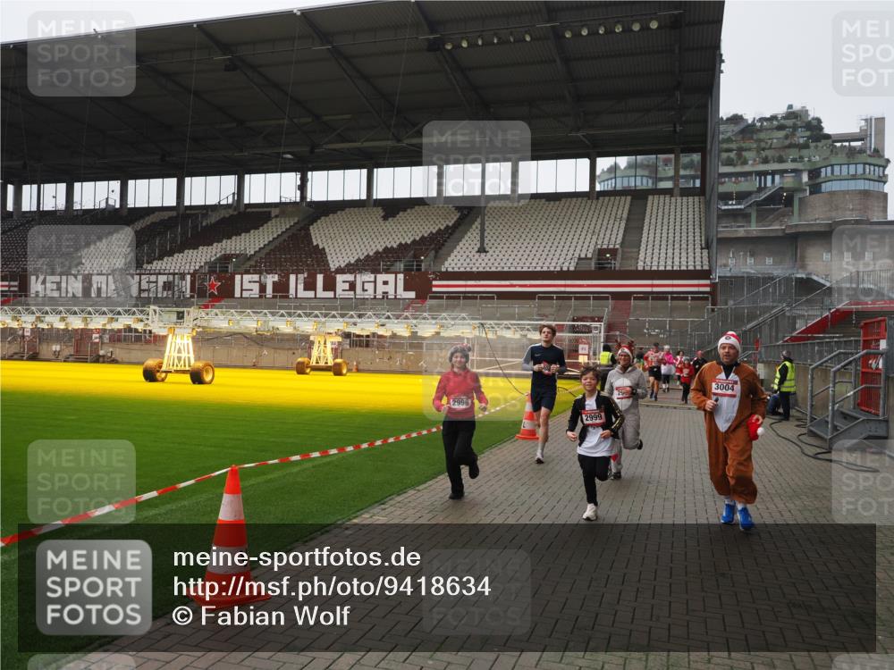 07.12.2025 - St. Pauli X-Mass-Run No. 15 Fabian Wolf http://msf.ph/oto/9418634 07.12.2025 11:27:16 Ziel 1772, 2887, 2995, 2999, 3004, 3956, 4647, 4656 meine-sportfotos.de