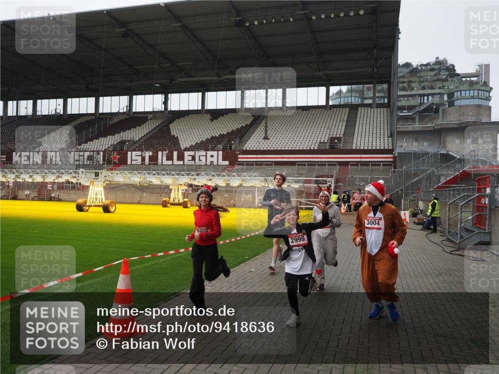 07.12.2025 - St. Pauli X-Mass-Run No. 15 Fabian Wolf http://msf.ph/oto/9418636 07.12.2025 11:27:16 Ziel 1772, 2887, 2995, 2999, 3004, 3956, 4647, 4656 meine-sportfotos.de