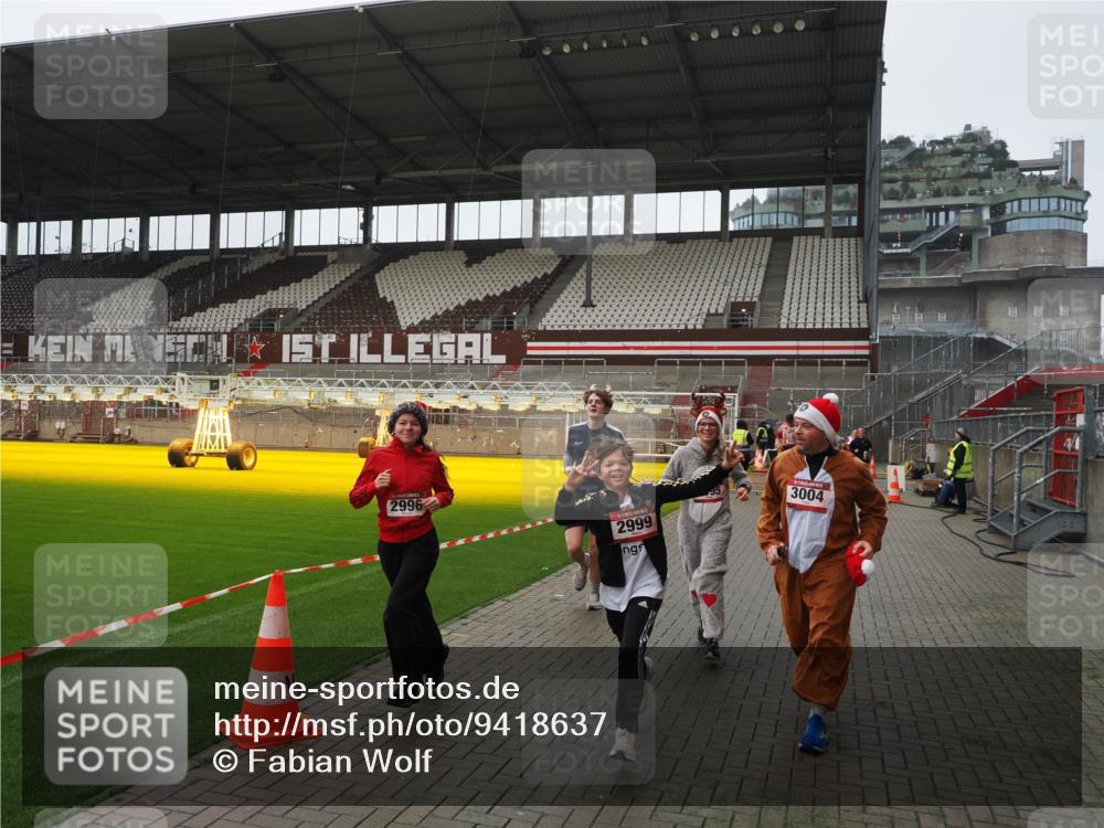 07.12.2025 - St. Pauli X-Mass-Run No. 15 Fabian Wolf http://msf.ph/oto/9418637 07.12.2025 11:27:17 Ziel 1772, 2887, 2995, 2999, 3004, 3956, 4647, 4656 meine-sportfotos.de
