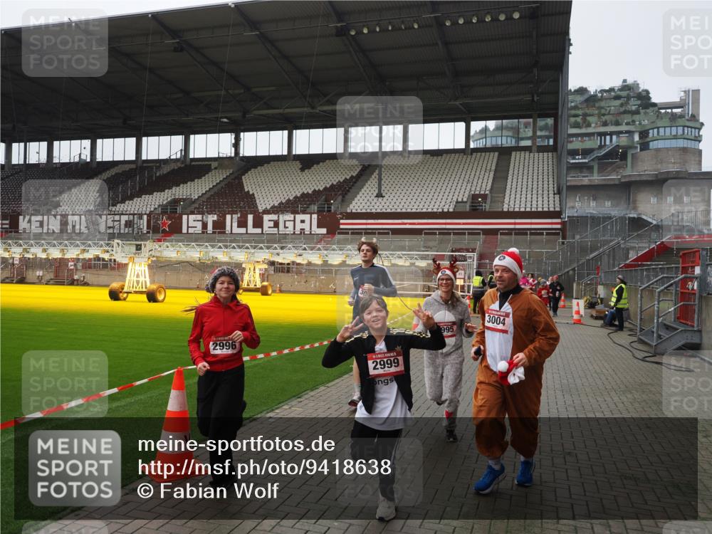07.12.2025 - St. Pauli X-Mass-Run No. 15 Fabian Wolf http://msf.ph/oto/9418638 07.12.2025 11:27:17 Ziel 1772, 2887, 2995, 2999, 3004, 3956, 4647, 4656 meine-sportfotos.de