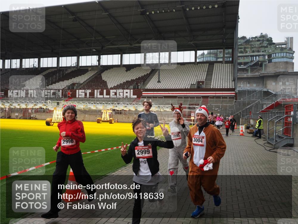 07.12.2025 - St. Pauli X-Mass-Run No. 15 Fabian Wolf http://msf.ph/oto/9418639 07.12.2025 11:27:17 Ziel 1772, 2887, 2995, 2999, 3004, 3956, 4647, 4656 meine-sportfotos.de