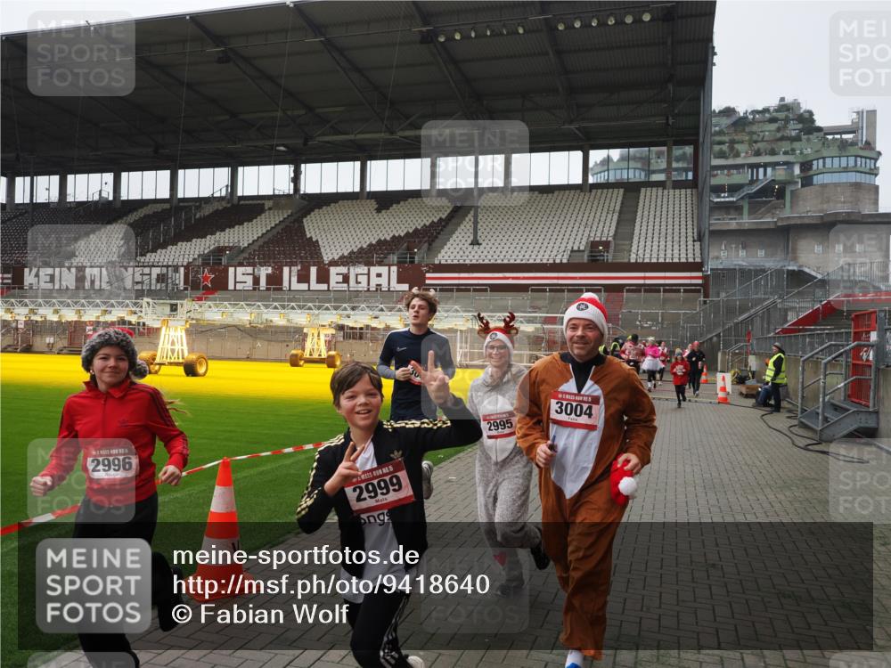 07.12.2025 - St. Pauli X-Mass-Run No. 15 Fabian Wolf http://msf.ph/oto/9418640 07.12.2025 11:27:17 Ziel 1772, 2887, 2995, 2999, 3004, 3956, 4647, 4656 meine-sportfotos.de