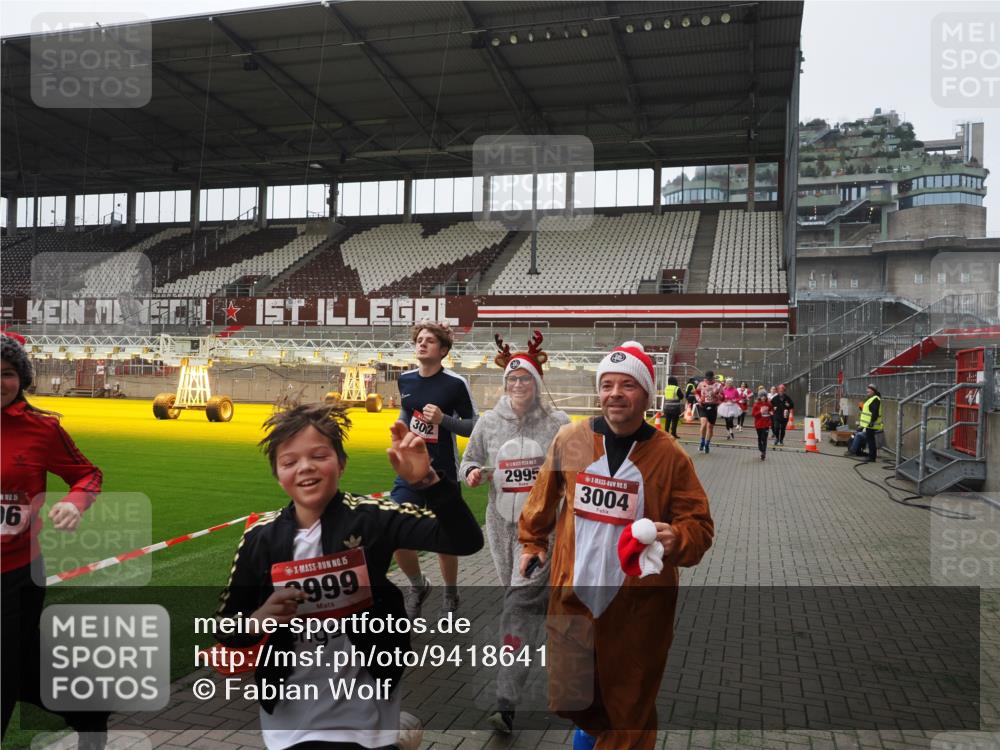07.12.2025 - St. Pauli X-Mass-Run No. 15 Fabian Wolf http://msf.ph/oto/9418641 07.12.2025 11:27:17 Ziel 1772, 2887, 2995, 2999, 3004, 3956, 4647, 4656 meine-sportfotos.de