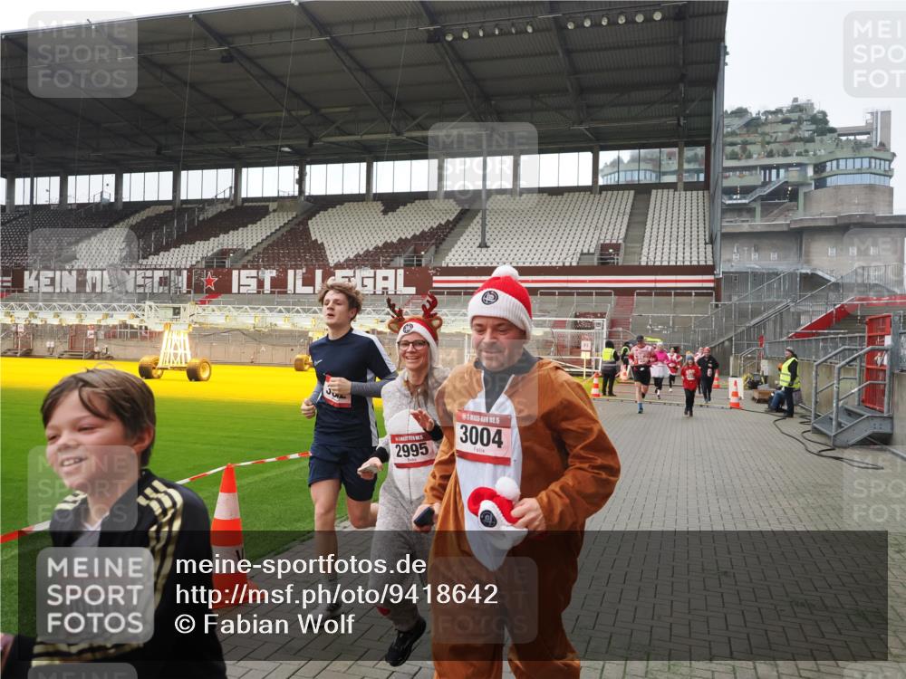 07.12.2025 - St. Pauli X-Mass-Run No. 15 Fabian Wolf http://msf.ph/oto/9418642 07.12.2025 11:27:18 Ziel 35, 36, 1772, 2887, 2995, 2999, 3004, 3956, 4647, 4656 meine-sportfotos.de