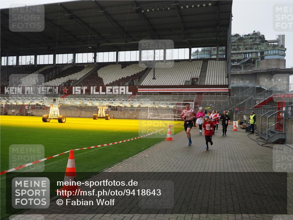 07.12.2025 - St. Pauli X-Mass-Run No. 15 Fabian Wolf http://msf.ph/oto/9418643 07.12.2025 11:27:20 Ziel 35, 36, 1772, 2995, 2999, 3004, 3956, 4647, 4656 meine-sportfotos.de