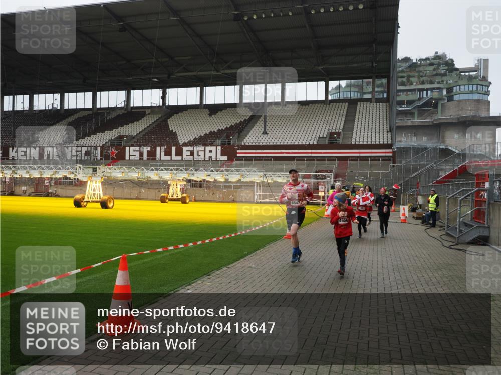 07.12.2025 - St. Pauli X-Mass-Run No. 15 Fabian Wolf http://msf.ph/oto/9418647 07.12.2025 11:27:21 Ziel 35, 36, 1772, 2995, 2999, 3004, 3956, 4647, 4656 meine-sportfotos.de