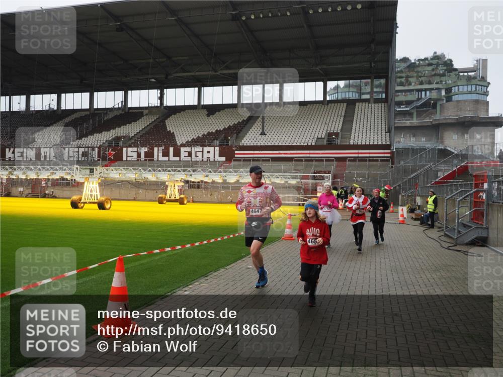07.12.2025 - St. Pauli X-Mass-Run No. 15 Fabian Wolf http://msf.ph/oto/9418650 07.12.2025 11:27:22 Ziel 35, 36, 1772, 2995, 2999, 3004, 3956, 4647, 4656 meine-sportfotos.de