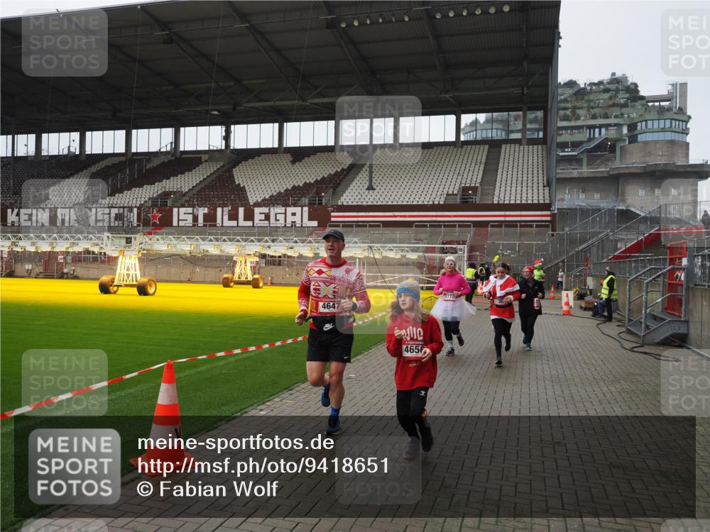 07.12.2025 - St. Pauli X-Mass-Run No. 15 Fabian Wolf http://msf.ph/oto/9418651 07.12.2025 11:27:22 Ziel 35, 36, 1772, 2995, 2999, 3004, 3956, 4647, 4656 meine-sportfotos.de