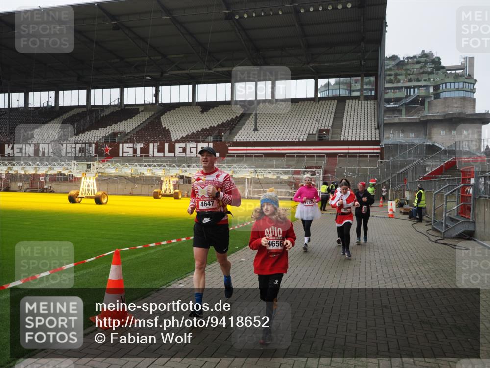 07.12.2025 - St. Pauli X-Mass-Run No. 15 Fabian Wolf http://msf.ph/oto/9418652 07.12.2025 11:27:22 Ziel 35, 36, 1772, 2995, 2999, 3004, 3956, 4647, 4656 meine-sportfotos.de