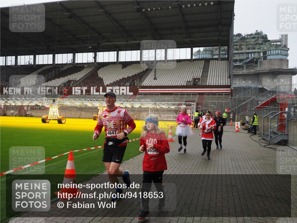 07.12.2025 - St. Pauli X-Mass-Run No. 15 Fabian Wolf http://msf.ph/oto/9418653 07.12.2025 11:27:22 Ziel 35, 36, 1772, 2995, 2999, 3004, 3956, 4647, 4656 meine-sportfotos.de