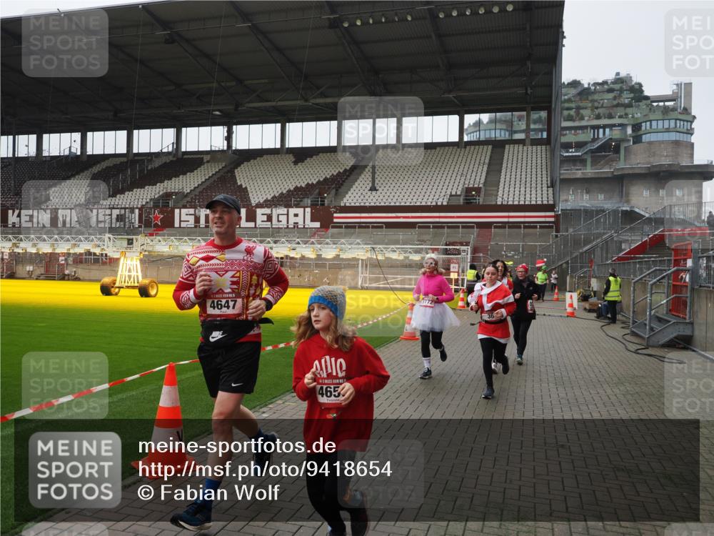 07.12.2025 - St. Pauli X-Mass-Run No. 15 Fabian Wolf http://msf.ph/oto/9418654 07.12.2025 11:27:23 Ziel 35, 36, 1772, 2995, 2999, 3004, 3956, 4647, 4656 meine-sportfotos.de