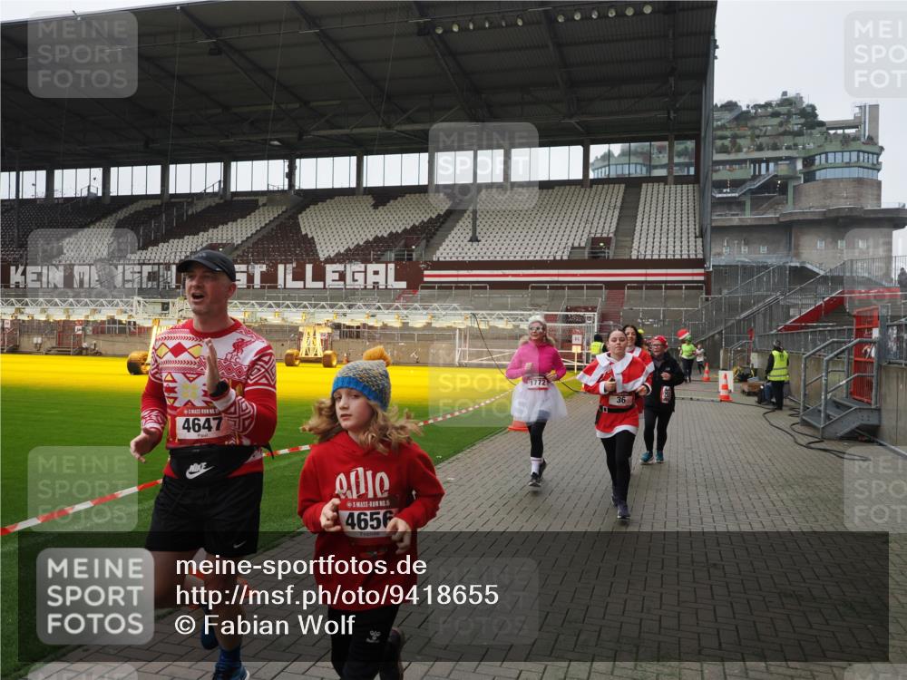 07.12.2025 - St. Pauli X-Mass-Run No. 15 Fabian Wolf http://msf.ph/oto/9418655 07.12.2025 11:27:23 Ziel 35, 36, 1772, 2995, 2999, 3004, 3956, 4647, 4656 meine-sportfotos.de