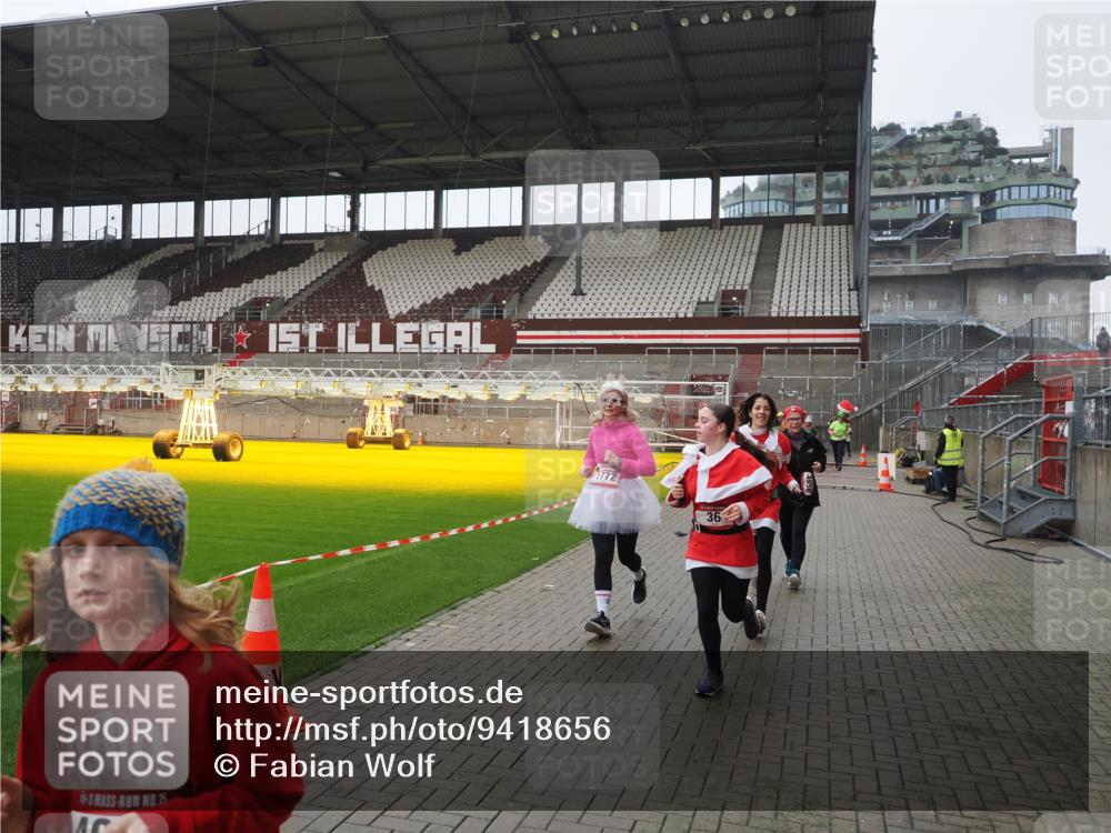 07.12.2025 - St. Pauli X-Mass-Run No. 15 Fabian Wolf http://msf.ph/oto/9418656 07.12.2025 11:27:23 Ziel 35, 36, 1772, 2995, 2999, 3004, 3956, 4647, 4656 meine-sportfotos.de
