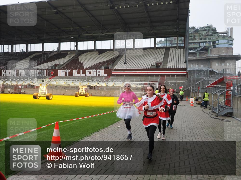 07.12.2025 - St. Pauli X-Mass-Run No. 15 Fabian Wolf http://msf.ph/oto/9418657 07.12.2025 11:27:23 Ziel 35, 36, 1772, 2995, 2999, 3004, 3956, 4647, 4656 meine-sportfotos.de