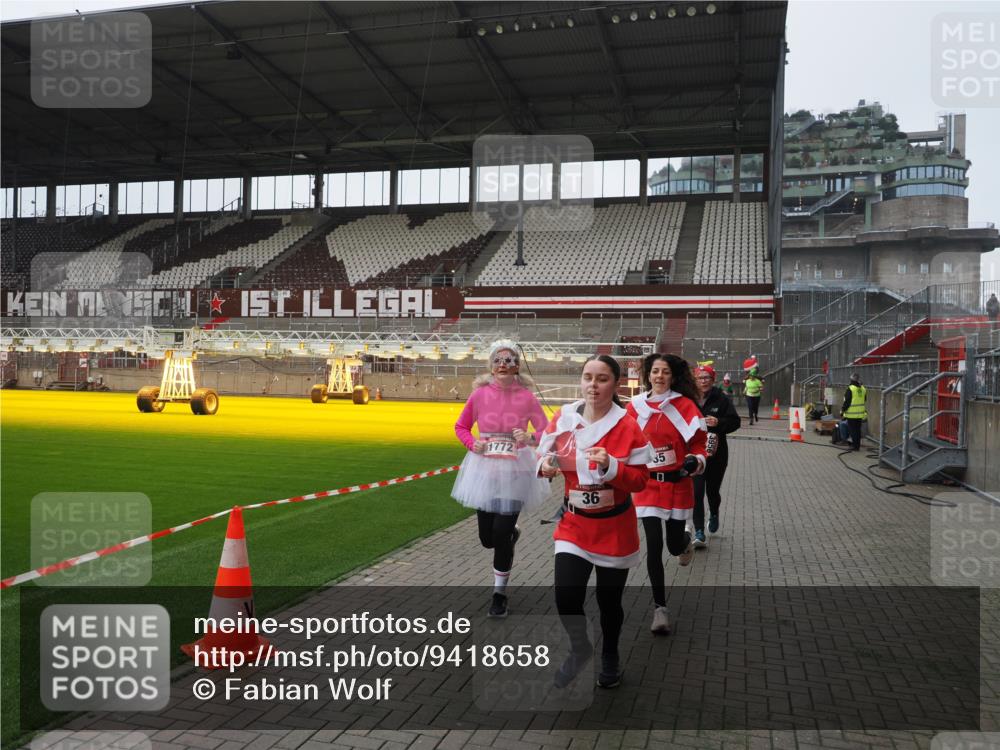07.12.2025 - St. Pauli X-Mass-Run No. 15 Fabian Wolf http://msf.ph/oto/9418658 07.12.2025 11:27:24 Ziel 35, 36, 1772, 2995, 2999, 3004, 3315, 3956, 4647, 4656 meine-sportfotos.de