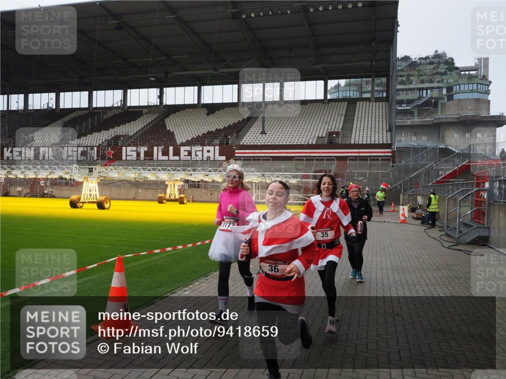 07.12.2025 - St. Pauli X-Mass-Run No. 15 Fabian Wolf http://msf.ph/oto/9418659 07.12.2025 11:27:24 Ziel 35, 36, 1772, 2995, 2999, 3004, 3315, 3956, 4647, 4656 meine-sportfotos.de