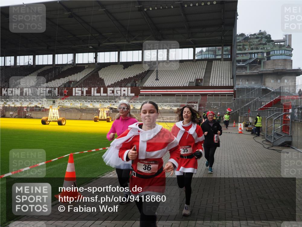 07.12.2025 - St. Pauli X-Mass-Run No. 15 Fabian Wolf http://msf.ph/oto/9418660 07.12.2025 11:27:24 Ziel 35, 36, 1772, 2995, 2999, 3004, 3315, 3956, 4647, 4656 meine-sportfotos.de