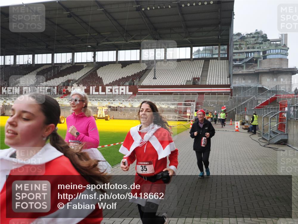 07.12.2025 - St. Pauli X-Mass-Run No. 15 Fabian Wolf http://msf.ph/oto/9418662 07.12.2025 11:27:24 Ziel 35, 36, 1772, 2995, 2999, 3004, 3315, 3956, 4647, 4656 meine-sportfotos.de