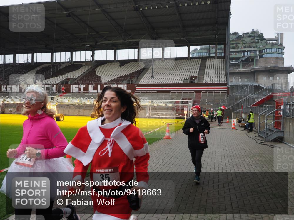 07.12.2025 - St. Pauli X-Mass-Run No. 15 Fabian Wolf http://msf.ph/oto/9418663 07.12.2025 11:27:25 Ziel 35, 36, 1772, 2571, 2572, 2995, 2999, 3004, 3315, 3956, 4647, 4656 meine-sportfotos.de